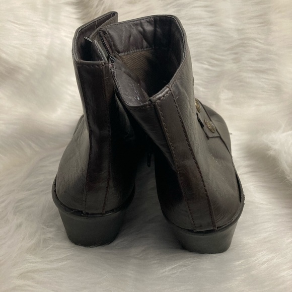 Woman’s size 10W Ankle Boots with Button Accents - Picture 3 of 7